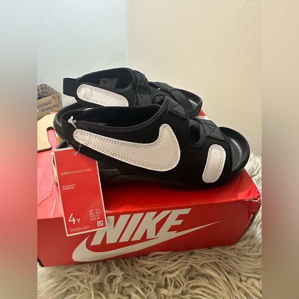 Sz 4y Nike Sunray Adjust 6 GS Black White Junior Kids Casual Sandals DX5544-002